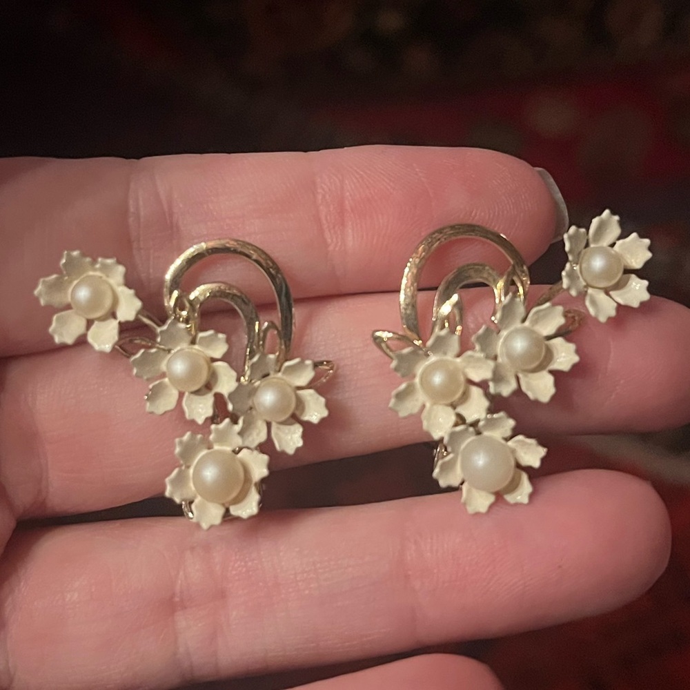 Vintage Gold Tone Floral Faux Pearl Clip Earrings